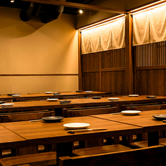 【田町での宴会・歓送迎会に最適】2名様から4名様までオシャレな空間で、食べ放題・飲み放題を楽しめます。喫煙可能な空間もあり、貸切も承ります。この時代に合わせた広々とした席配置で、安心して隣との距離を気にせず、特別な日の雰囲気を楽しんでいただけます。田町で忘れられない宴会をお探しの方は、ぜひ当店を!