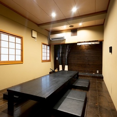 店内3階奥には、最大12名様までご宴会可能なＶＩＰ個室をご用意しております。ゆったりと寛げるお座敷ですのでぜひご利用ください♪【おかげ家梅田店 /梅田居酒屋 /大阪グルメ /梅田グルメ /大阪居酒屋 /炭火焼き /焼き鳥好き /もつ鍋 /肉スタグラム /炭火ダイニング /飲み放題 /ビール好き /女子会グルメ /宴会会場】