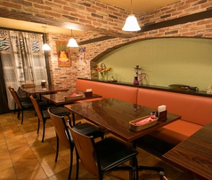 テーブルをつなげれば最大12名で座っていただけます！団体様のご予約はいつでも承っております♪