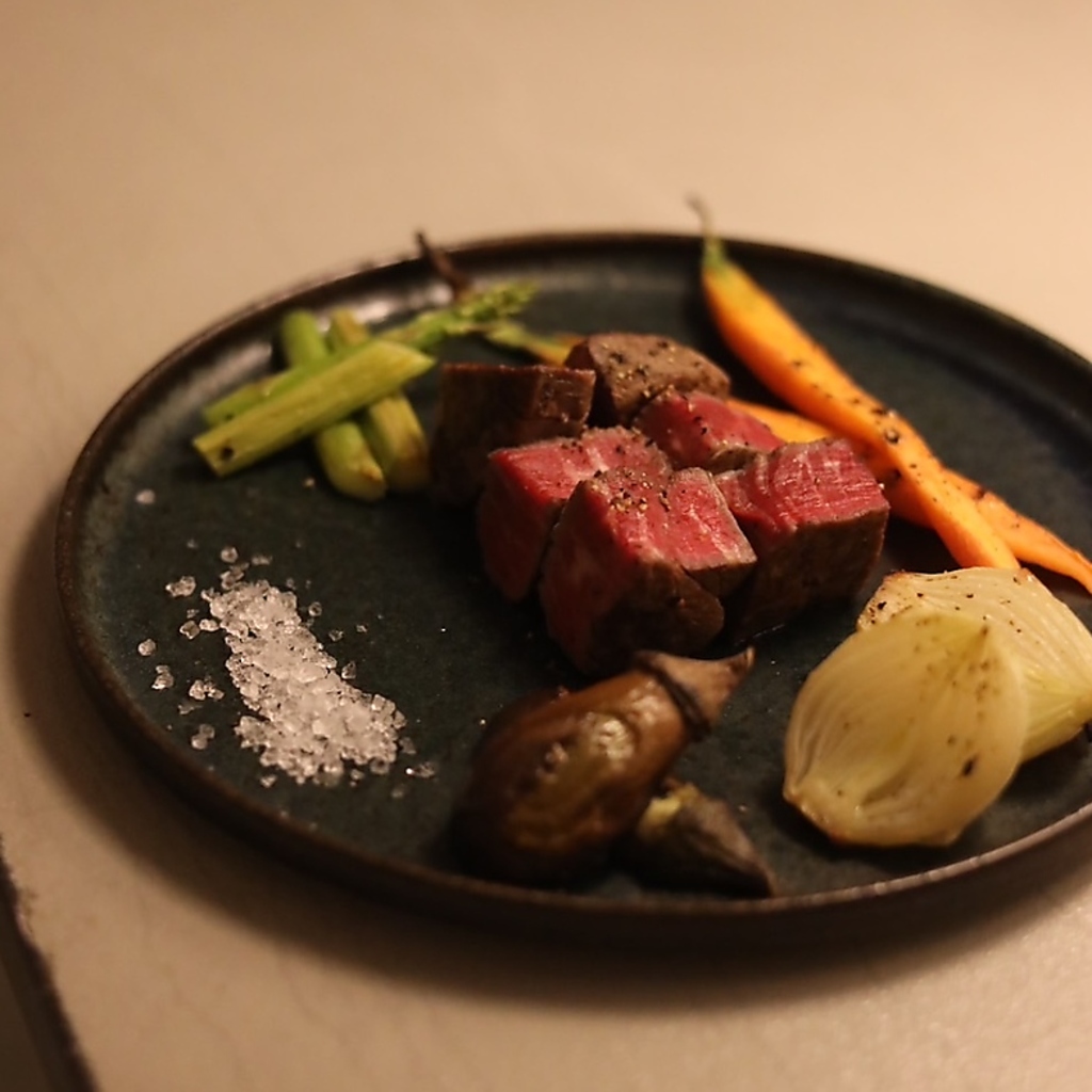 広島牛ヒレステーキなど、お肉料理も多数ご用意。贅沢な味わいを、ごゆっくりとお楽しみくださいませ