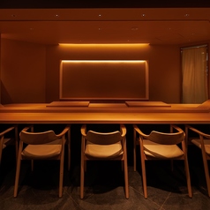 【カウンター8席】クラシックでありながら居心地のいい空間は、記念日や普段のお食事にも最適。