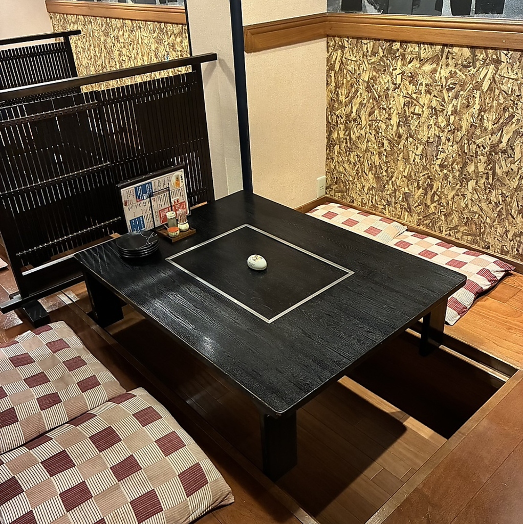 趣あるテーブル席は少人数から宴会まで対応。プライベート感を重視した空間で寛ぎのひと時を★(