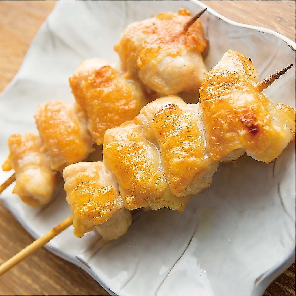 【看板メニュー焼き鳥】1本1本丁寧に手で串打ち。熟練の焼き技でじっくり焼き上げた逸品をご賞味あれ