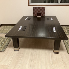 【靴を脱いでリラックス】4名様でお使いいただける座敷席をご用意しております。当店はお子様連れ歓迎なので、ゆったりとしたお席でリラックスしてお食事を楽しむことができます。