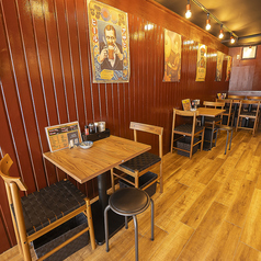 レトロな装飾が施された店内には、2名様用のテーブルが2席あり、友達との会話を楽しむのにぴったりです♪壁には昔のポスターが飾られ、温かい雰囲気が魅力的です。