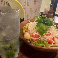 エビとアボカドとトマトのコブサラダ
