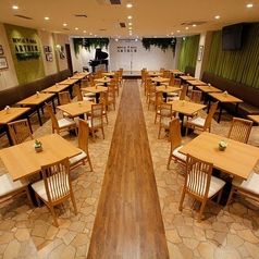 大ホール貸切(~150名様)木製のテーブルとイスが並び、緑が壁を彩るナチュラルな雰囲気のメインホールは、着席最大100名様、立食最大150名様までご利用いただけます。余興やムービーなどパーティー演出に必要な映像・音響設備も充実◎