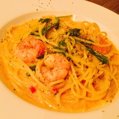 エビとルッコラのトマトクリームパスタ
