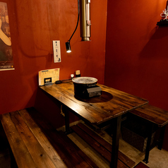 【テーブル席：4名様×2卓】お使いいただきやすい4名様用のテーブル席です。お隣のお席との仕切りもございますので、プライベート感がうれしい半個室風の空間となっております◎ おいしいお食事とお酒とともに、気兼ねなく楽しい時間をお過ごしくださいませ。