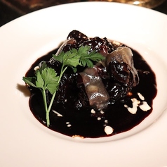牛すじ肉の赤ワインやわらか煮込み