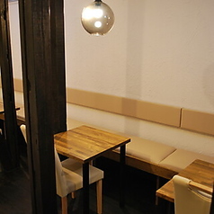 人数も調整しやすいお席です。【コンセント・漫画完備】※カフェスペースは2階にございます。階段のみのご案内となりますので、ご来店の際はお足元にお気をつけてお越しください。 