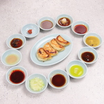 名物の「肉餃子」は税込109円(税込)で、北海道産小麦で作ったモチモチの皮とジューシーな肉が絶妙！