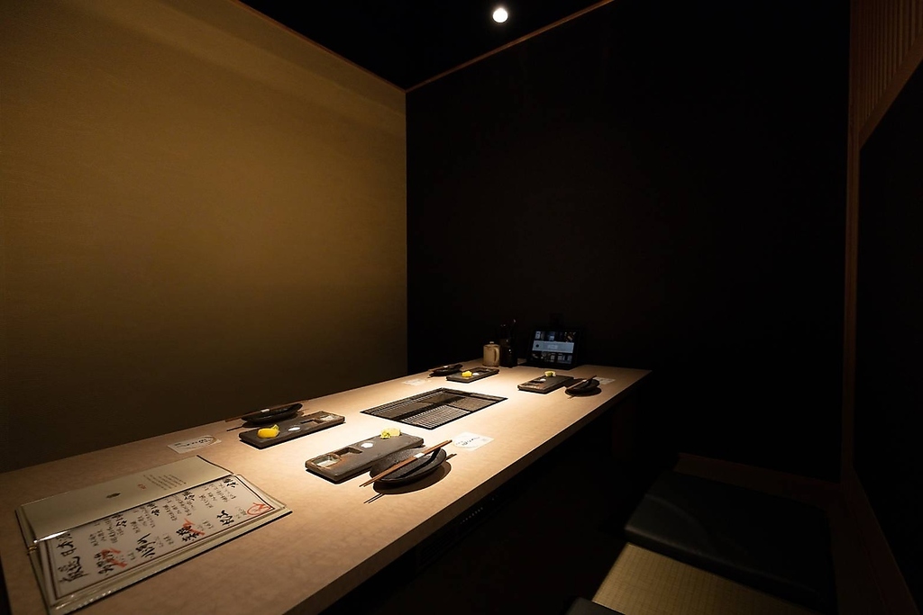 柔らかな照明が心和らぐ室内で、ゆったりとしたお時間を満喫できます。素敵な夜をお過ごしください。