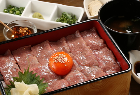 古い町並みのすぐ近く。地元食材を使用した、飛騨牛料理とお魚料理がおいしいお店です