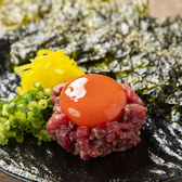 新鮮だからこそ提供できる!名物のトロタクゆっけや地鶏のおいしい生レバーもおすすめです♪