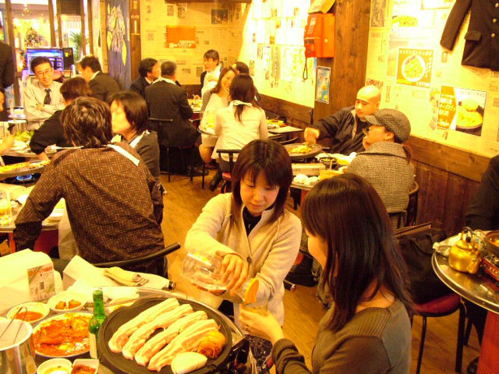 店内は、本場韓国の屋台で食べているようなワイワイと賑やかな雰囲気！週末は朝まで営業♪