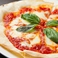 人気ナンバー１　ピッツァ　マルゲリータ！バジルのさわやかな香りとトマトの酸味、とろけるモッツァレラチーズが相性抜群！これぞピザの王道です。是非ご賞味ください。
