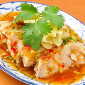 料理メニュー写真 蒸し鶏のレモンソース「ガイ・ヌン・マナオ」