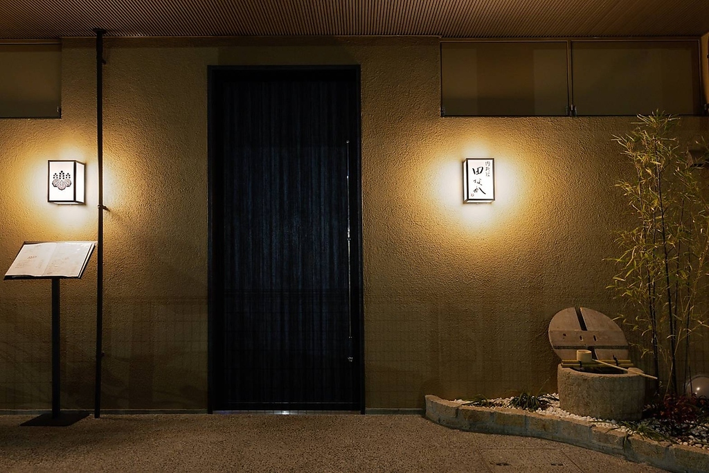 JR倉敷駅から徒歩圏内。暖かみのある照明が、お客様をお出迎えします。ご来店をお待ちしております。