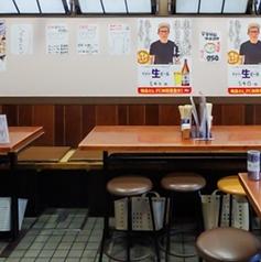 【テーブル席・4人掛け×5卓】グループでのご来店には、一緒のお席で食事や会話を楽しんでいただけるテーブル席がオススメ！アットホームな雰囲気と美味しい料理で会話も弾みます。