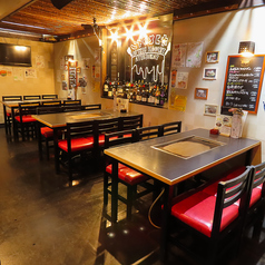 お仕事帰りにご同僚とワイワイ過ごす夜や、ご家族で鉄板焼きやもんじゃ焼きを囲んで楽しむディナーなど、普段使いができるおしゃれなテーブル席です◎