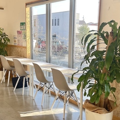 日当たりがよくポカポカしていて過ごしやすいカウンター席おひとりでご来店のおきゃくさまにも！