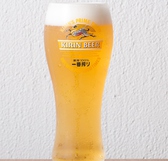 当店の一番搾り生ビールは樽冷蔵のこだわりの生ビールになります。通常生樽は常温保存されているのですが当店は冷蔵保存されておりビールの劣化を防ぐサーバーを採用しています。メンテナンスを毎日行っていますので工場で飲んでいるようなクリアなビールを提供出来ています。こだわりの一番搾り生を是非お楽しみください