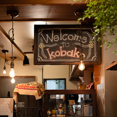 緑に囲まれた癒し空間で、ゆったりお食事を…。店内には観葉植物や多肉植物などのインテリアや、テーブルセッティングにもグリーンが散りばめられ、居心地の良い癒しの空間を演出しています。大人の隠れ家の様な、ちょっとした秘密基地の様な、おこもり感のある店内で、本格イタリアンや美味しいお酒をお楽しみください☆