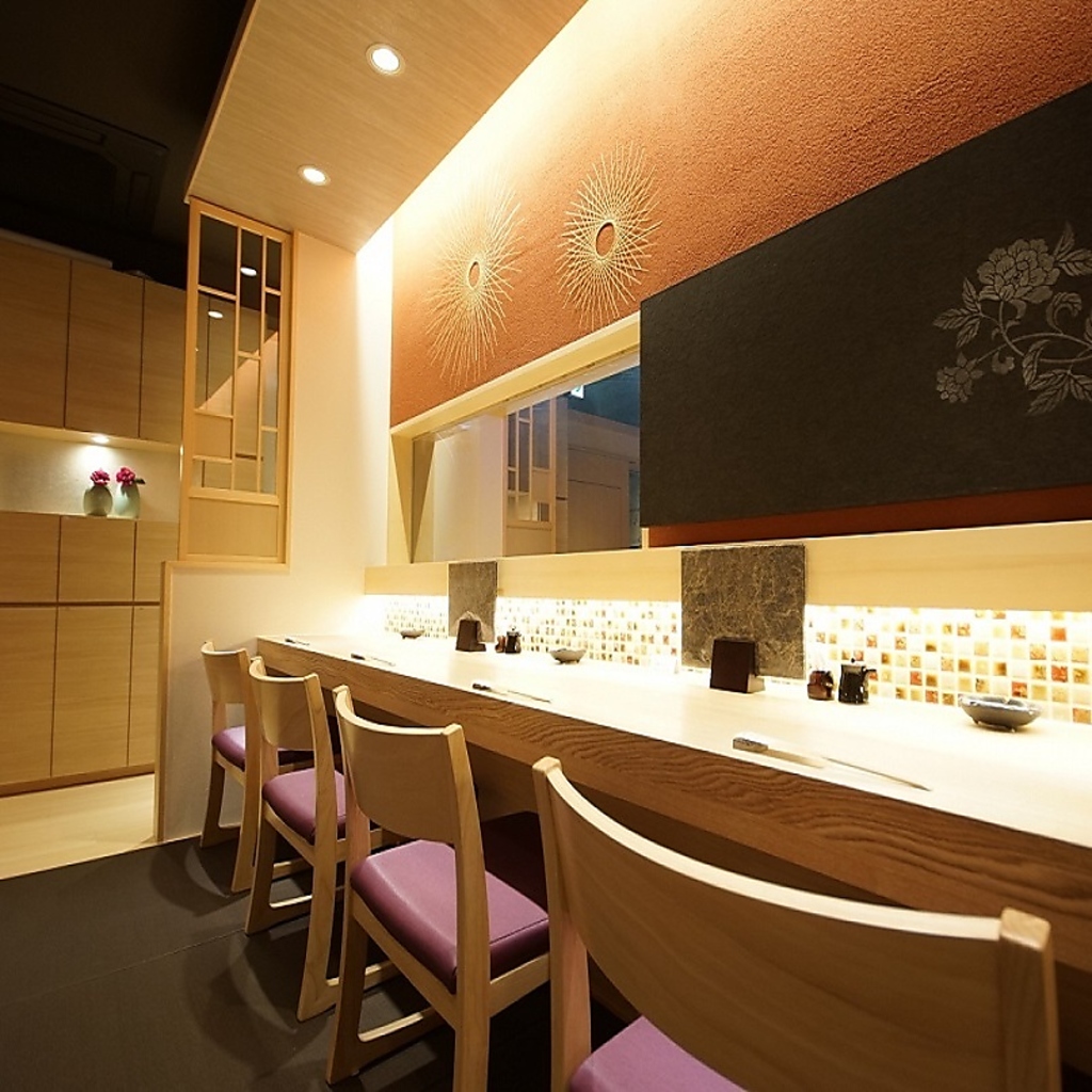 職人が寿司を握る技をカウンターから直接ご覧頂く事が出来ます。