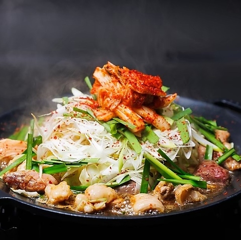 駅チカ6分！韓国風焼きもつ鍋とチーズタッカルビが名物。日本好みの味で宴会にも最適