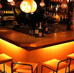 カウンター席は、初めての来店でもリラックスできる楽しい空間です♪スタッフや常連客との会話が弾み、お一人様やデートにも最適！経験豊富なバーテンダーが、お客様の好みに合わせたお酒を心を込めてお作りします♪おしゃれな雰囲気で、特別なひとときをお楽しみください！