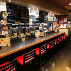 黒が空間を引き締めるモダンな印象のカウンター席。カップルやご夫婦でワインを楽しむのもおすすめです◎おひとり様もどうぞお気軽にご利用ください♪