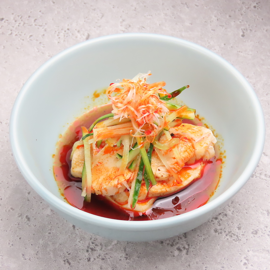 「四川風よだれどり」は特製の辛いタレが特徴。しっとり濃厚な味わいで、ビールやご飯との相性抜群！