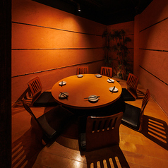 ［5～7名様］空間に凛とした上質感を与える円卓個室。中央を囲むレイアウトで、自然に視線が交わり、会話と食事のテンポが整います。大切なひとときを丁寧に過ごしたいシーンにふさわしい個室です。