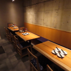 落ち着いた雰囲気が魅力のテーブル席は、少人数のお食事からグループ宴会まで幅広く対応。席をつなげれば最大12名様までご利用いただけるため、会社宴会やご友人との集まりにも最適です。柔らかな照明が心地よい空間を演出し料理とお酒をゆっくり楽しめる大人の隠れ家。肩肘張らずに過ごせる上質な時間をお楽しみください。