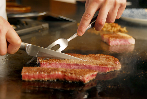 ◇原宿駅より徒歩7分！　　目の前の鉄板で焼き上げる特選牛ステーキは絶品です。