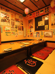 【お座敷個室】当店では、お座敷個室をご用意しております。お座敷のため、お子様連れのお客様も安心してお食事を楽しんでいただけます。家族団らんのひとときを、心地よい空間でお過ごしください。お子様もリラックスできる環境で、皆様の笑顔があふれる時間を提供いたします。