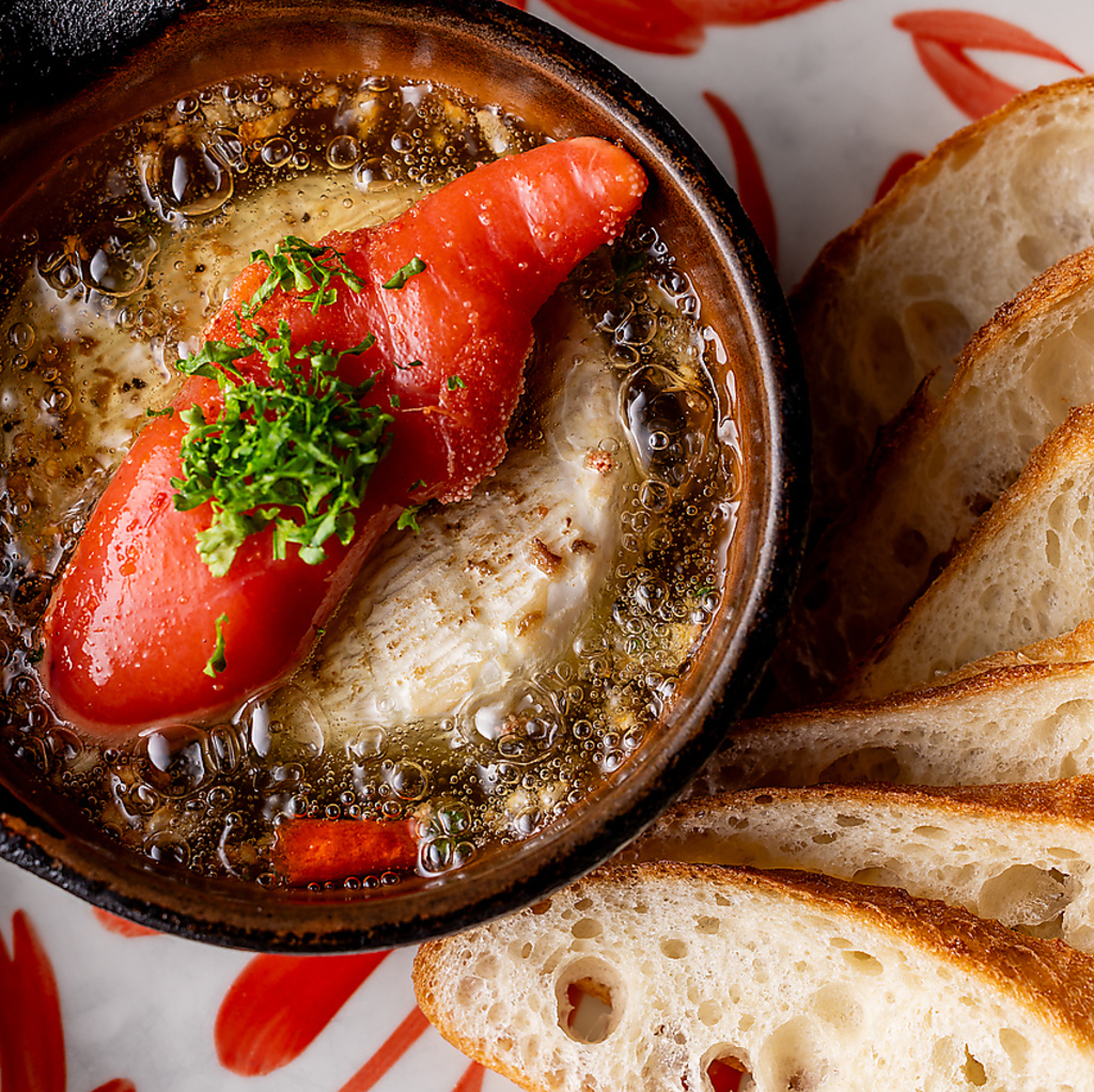 一本明太子とカマンベールチーズのアヒージョ♪もんじゃ焼きのような組み合わせとパンが相性バツグン