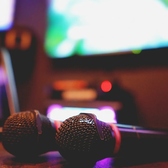 店内にはカラオケ設備を完備しており、宴会や二次会、団体でのご利用にも最適です。周りを気にせず盛り上がれる空間で、仲間との時間をより特別なひとときに。お食事やお酒とともに、歌って楽しめるエンタメ空間として幅広いシーンでご利用いただけます♪