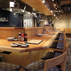 木の温もりが心地よい上質なカウンター席。料理人の技を間近で眺めながら、出来立ての逸品と美酒をゆったりとお楽しみいただけます。落ち着いた照明が大人の時間を演出し、お一人様での贅沢なひとときから記念日や特別な日のご利用まで幅広く対応。洗練された空間で、日常を忘れる贅沢な時間をお過ごしください。