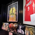 「バスケットボール界の至宝」と呼ばれる折茂武彦プロデュース！店内には直筆サインやユニフォームを展示しております。