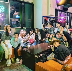 【ソファー席：14名様（7名様×2卓）】ゆったり広々空間！中規模宴会にもおすすめ◎ゆったりと寛げる人気のソファー席は、最大14名様までご利用可能。親しい仲間たちだけで集まるパーティーなど、中規模宴会にぴったりです♪海外のお客様も自然と馴染む、非日常で特別な雰囲気をお楽しみいただけます。