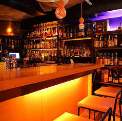 落ち着いたカウンター席では、初めての方もすぐに馴染めるアットホームな雰囲気が魅力です♪周囲の会話を楽しみながら、スタッフがあなたの好みに合ったカクテルを提供します！おしゃれな空間で、ゆったりとした時間を過ごしながら、存分にお楽しみください♪