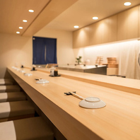 清潔感溢れる白木のカウンター