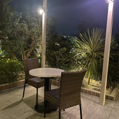 開放的にテラス席