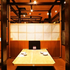 【少人数のお集まりや家族とのお食事にも当店は最適】木のテーブルと温かみのある照明が、落ち着いた雰囲気を演出します。合コンや女子会はもちろん、2次会などのちょい飲みにもぜひご利用ください。安心して食事や会話を楽しめる居心地のよい空間です。