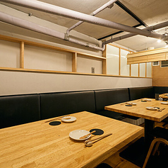 中規模宴会にオススメなテーブル席です。最大14名様まで収容可能な、周りを気にせず過ごせる半個室としてもご利用いただけます。落ち着いた店内で、幻の会津地鶏を囲みながら賑やかに本格割烹をご堪能ください。