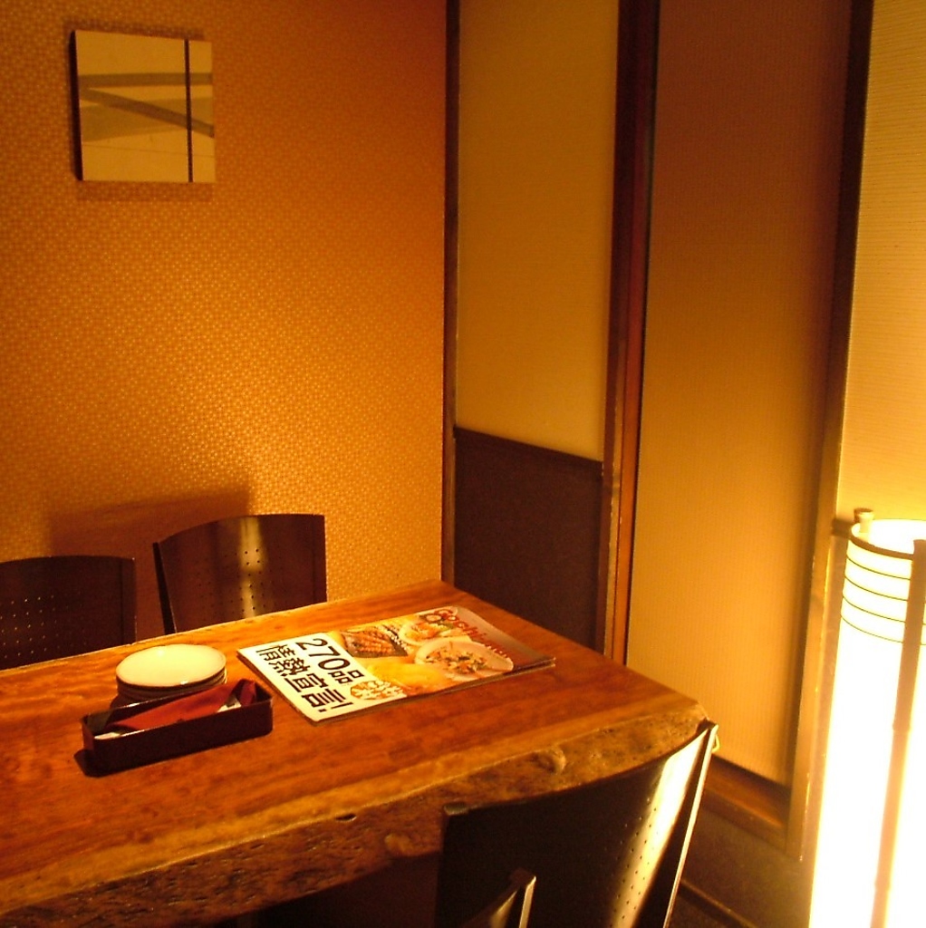 間接照明がきれいな半個室空間のテーブル席も人気です。デートなどにもおすすめ！