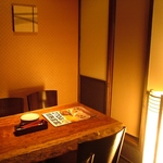 間接照明がきれいな半個室空間のテーブル席も人気です。デートなどにもおすすめ！