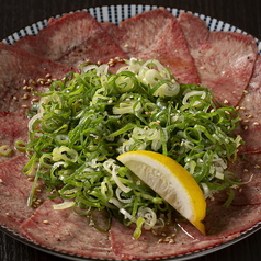 牛たん刺し　白胡麻油葱まみれ